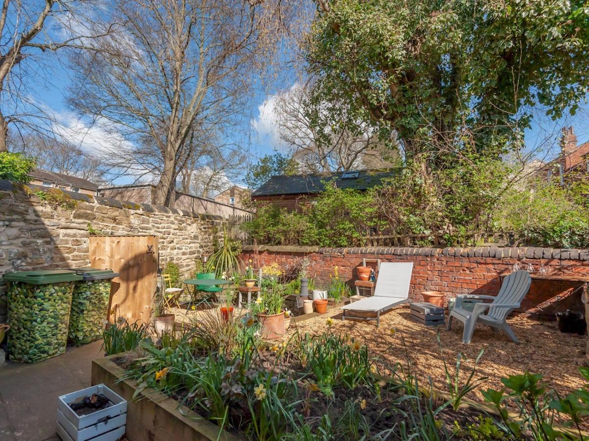 Pass The Keys Wonky Cottage With Amazing Garden Leeds  Exterior photo